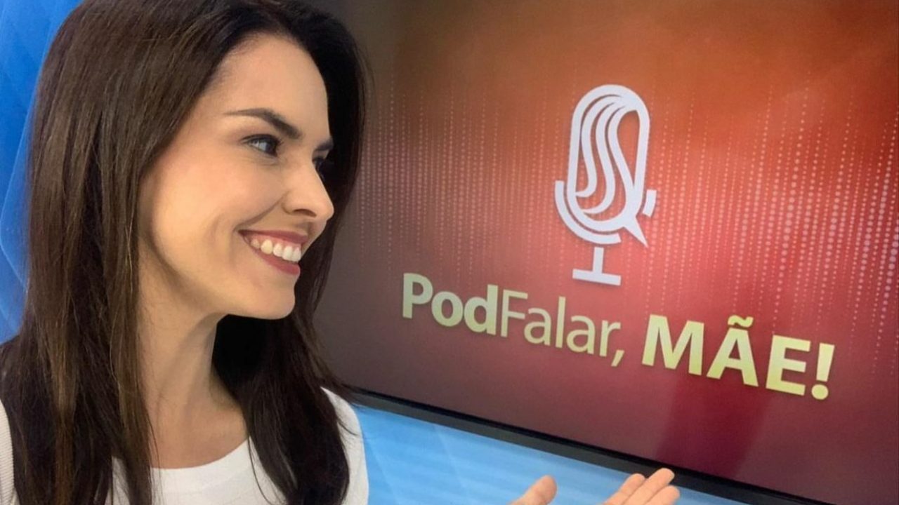 Foto de Larissa Castro no cenário do EPTV2, jornal da afiliada da Globo em Campinas