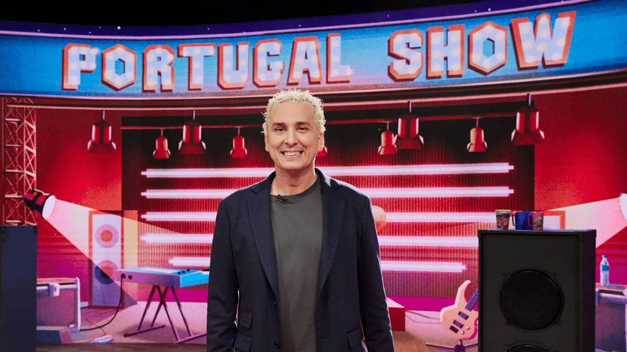 Rafael Portugal no cenário no talk show Portugal Show