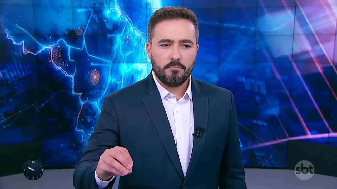 Foto do apresentador Felipe Malta no estúdio do Primeiro Impacto