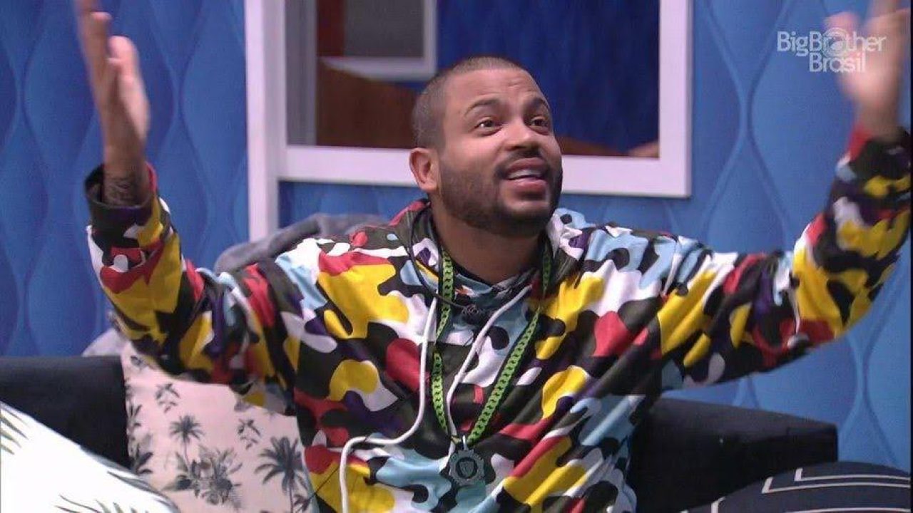 O rapper Projota virou a primeira Maria Fifi da casa do BBB21 (foto: Reprodução/TV Globo)