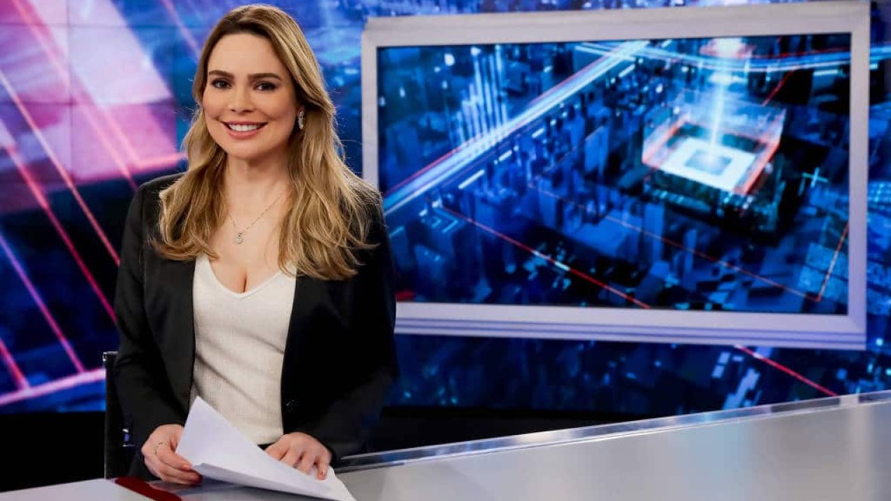 Foto da jornalista Rachel Sheherazade na bancada do SBT Brasil