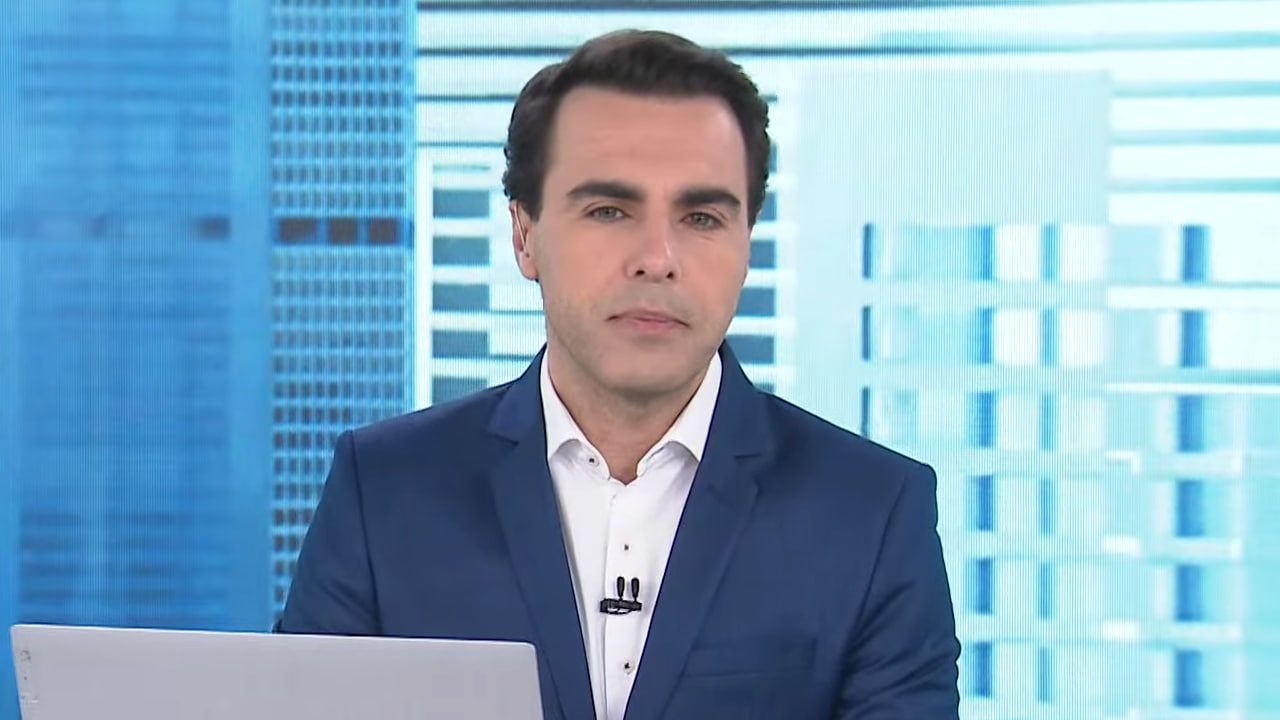 Rafael Colombo durante apresentação do Jornal da Manhã