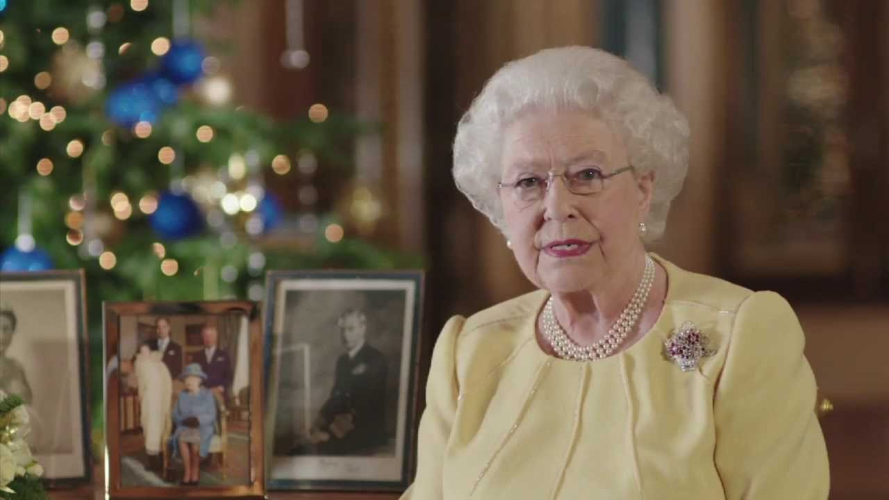 Foto de Rainha Elizabeth II em frente a árvore de natal