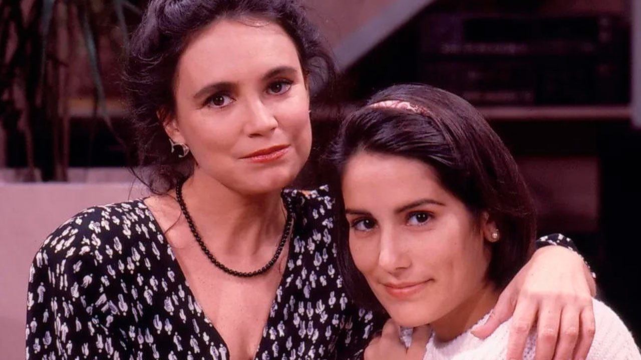 Regina Duarte como Raquel abraçando Glória Pires como Maria de Fátima na versão original da novela Vale Tudo