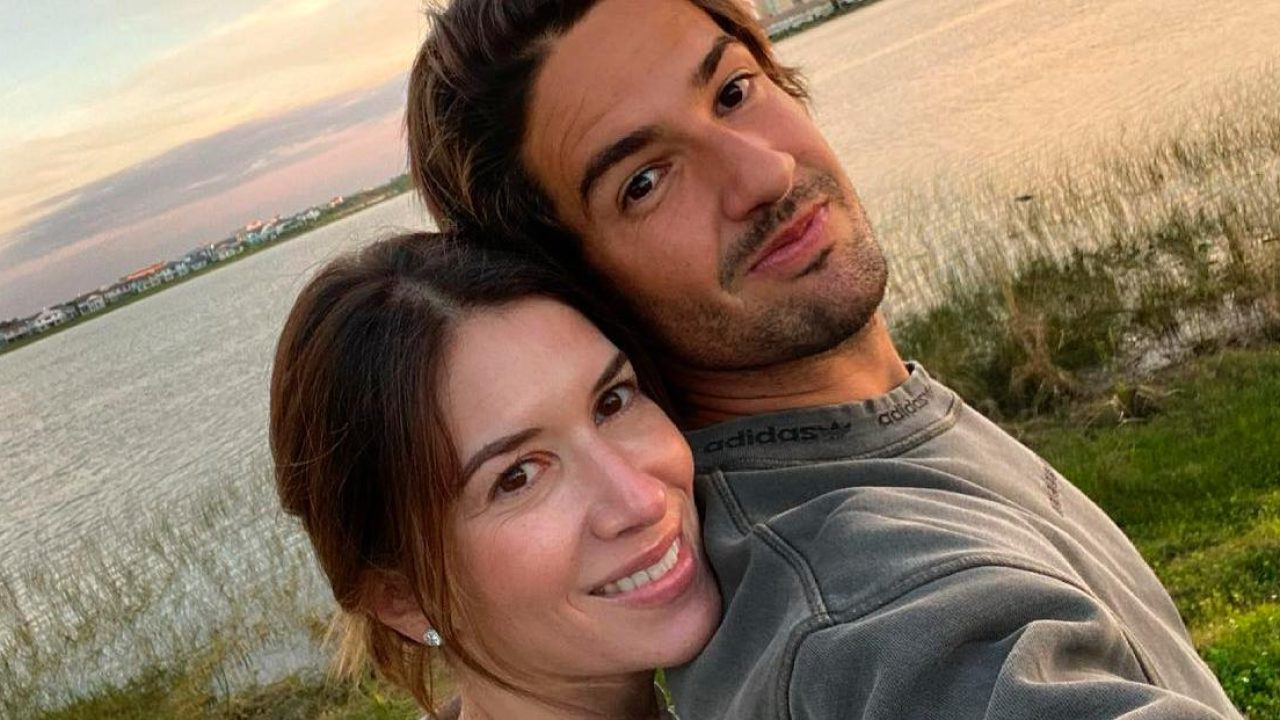 Imagem com foto de Rebeca Abravanel e Alexandre Pato