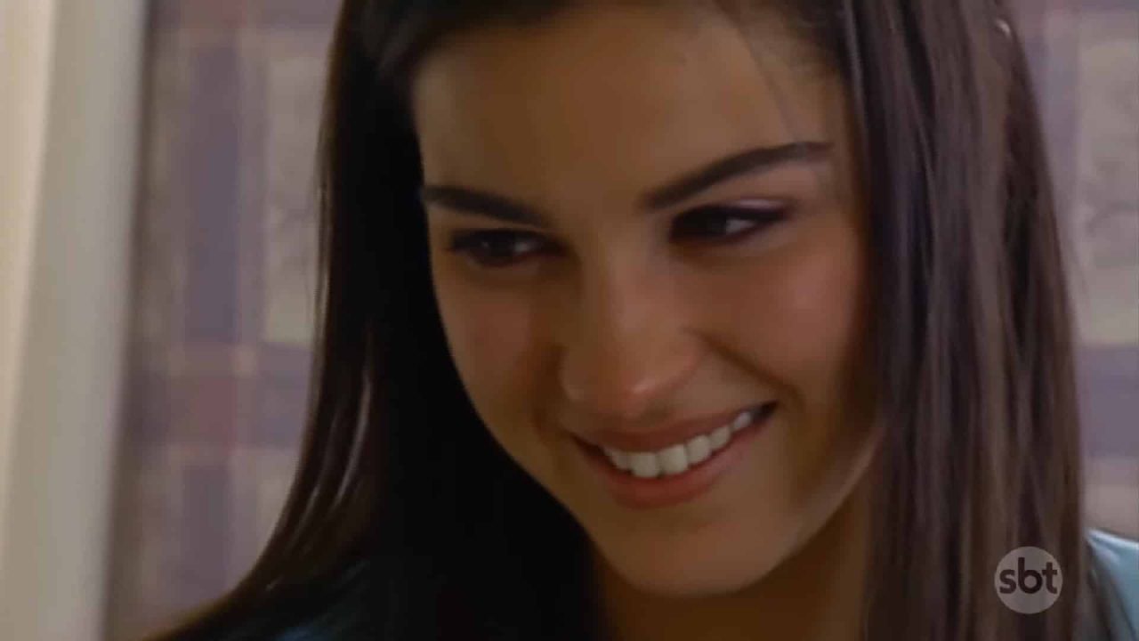 Foto da atriz Maite Perroni no segundo capítulo da novela Rebelde