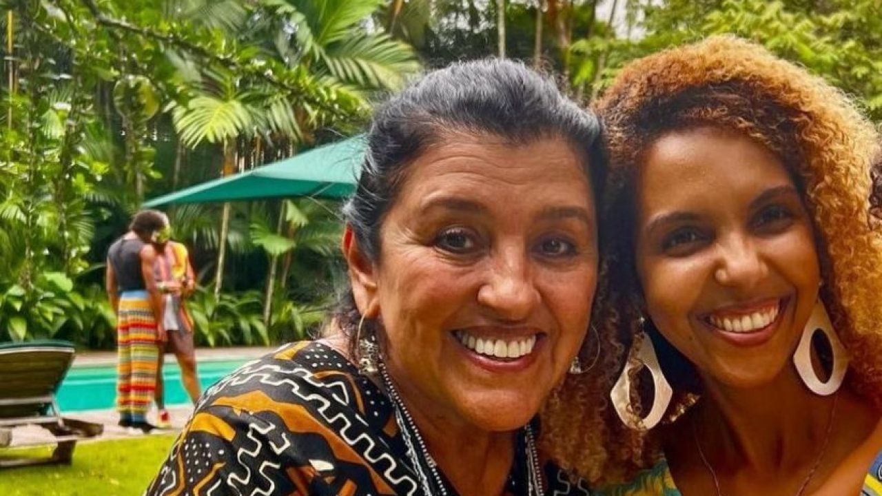 Foto de Nathalia Santos e Regina Casé que fazem parte de Todas as Flores