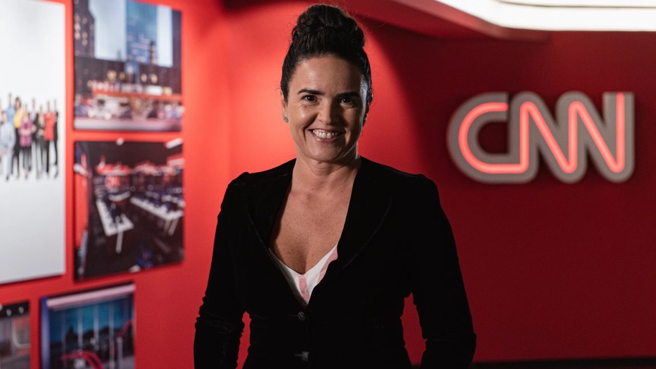 Foto da executiva Renata Afonso na sede da CNN Brasil