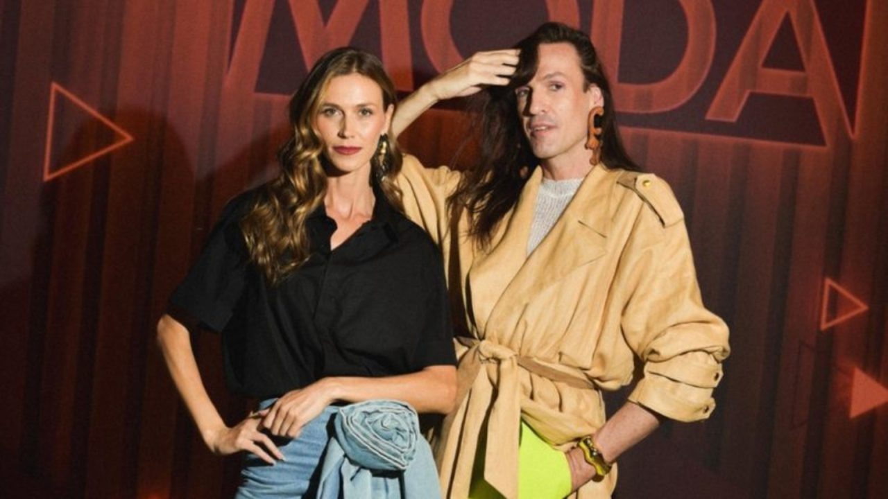 Foto de Renata Kuerten e Dudu Bertholini como apresentadores do Esquadrão da Moda