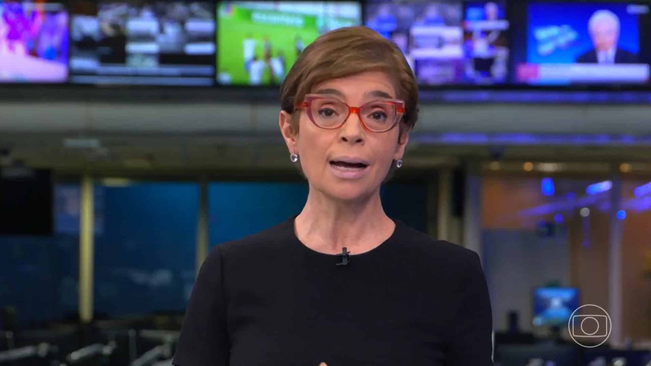 Foto da apresentadora Renata Lo Prete no estúdio do Jornal da Globo