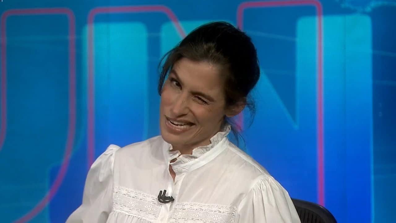 Renata Vasconcellos fazendo careta no estúdio do Jornal Nacional, da Globo