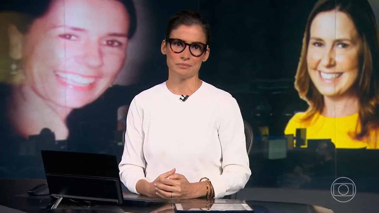 Foto de Renata Vasconcellos no estúdio do Jornal Nacional