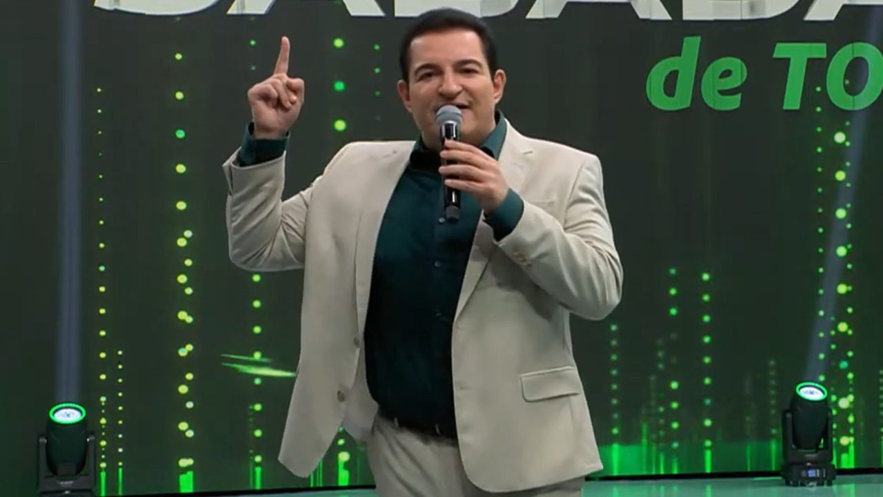 Foto do apresentador Renato Ambrósio na estreia do Sabadão de Todos