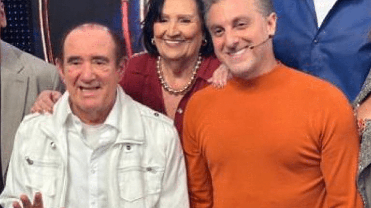 Foto de Renato Aragão, Dona Déa e Luciano Huck,