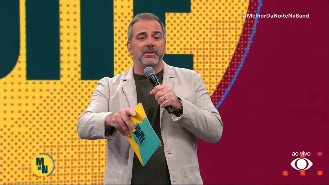 Foto do apresentador Rodrigo Alvarez no estúdio do Melhor da Noite