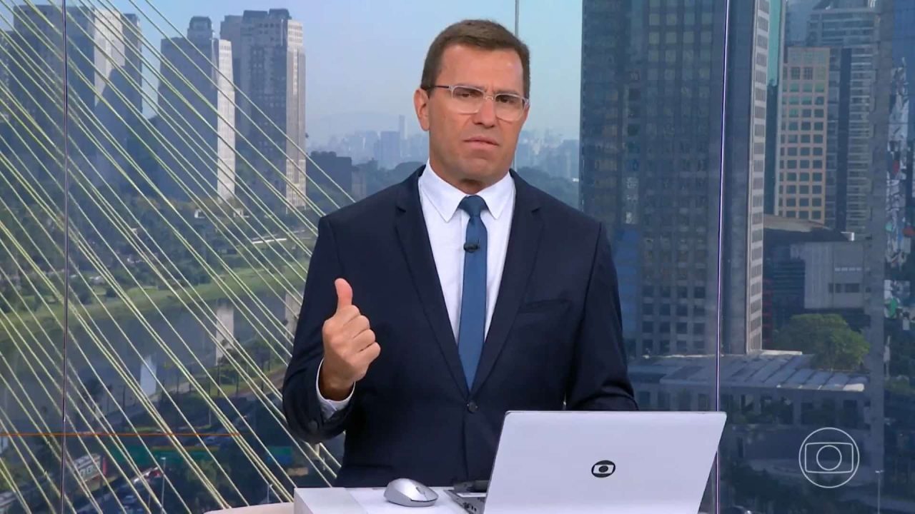 Foto do jornalista Rodrigo Bocardi no estúdio do Bom dia São Paulo