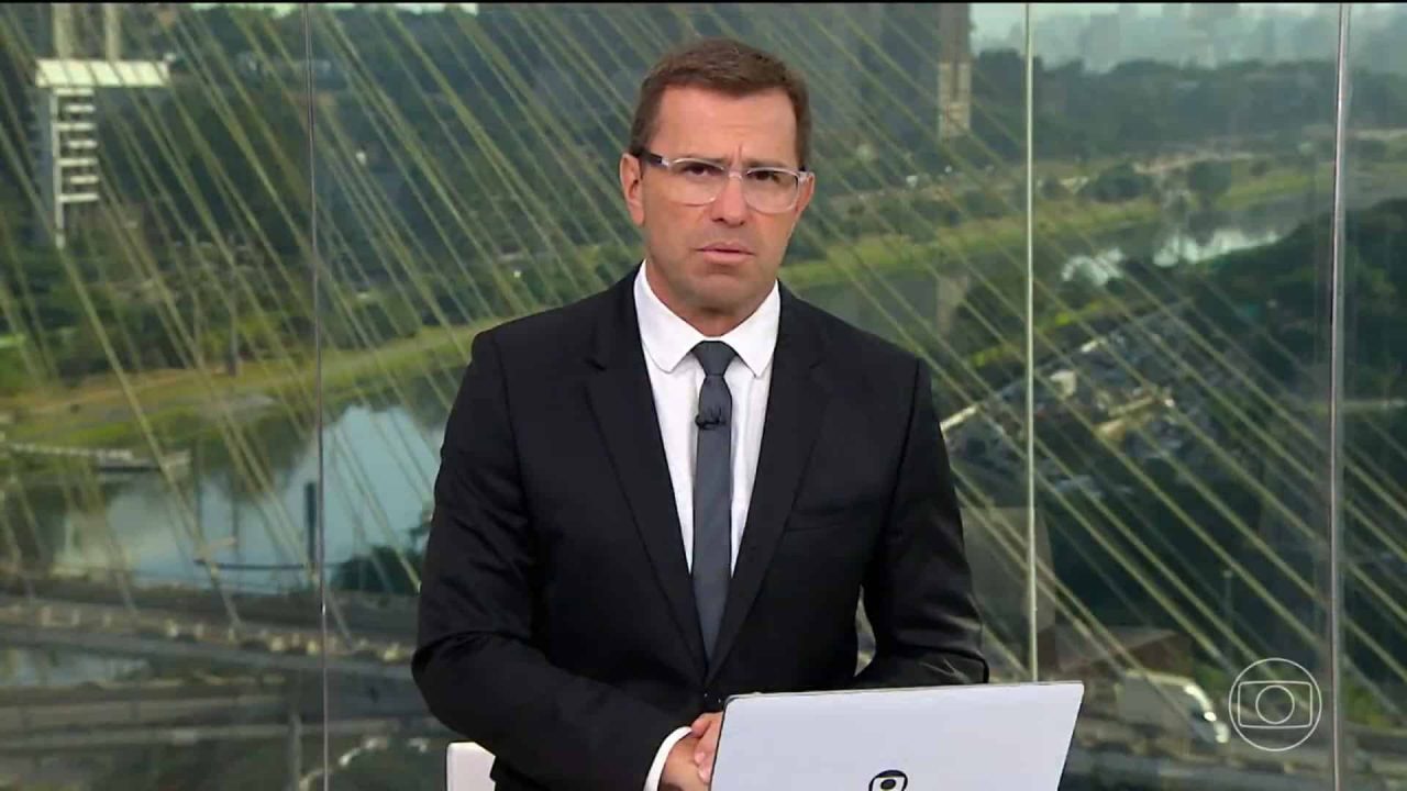 Foto do apresentador Rodrigo Bocardi no estúdio do Bom dia São Paulo