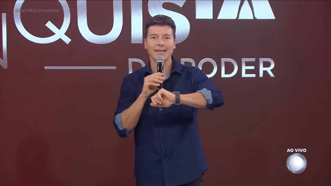 Foto do apresentador Rodrigo Faro em um programa ao vivo