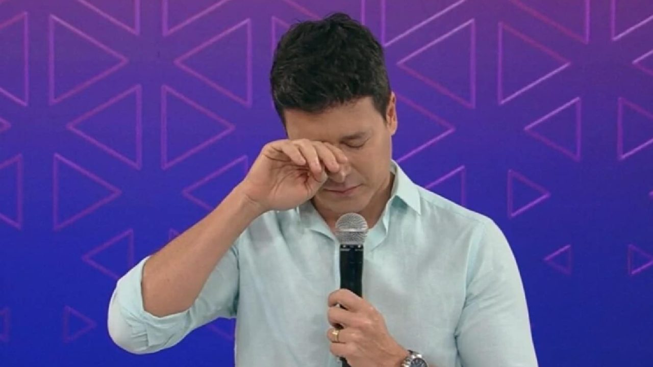 Rodrigo Faro chora durante programa ao vivo na Record