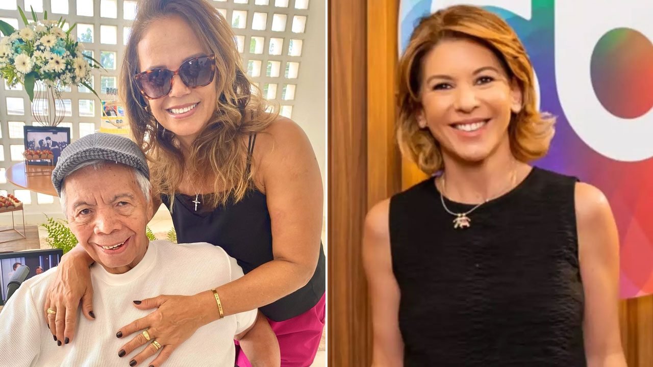 Gonçalo Roque ao lado de Janilda Nogueira e Daniela Beyruti, filha de Silvio Santos, sorrindo em frente ao logotipo do SBT