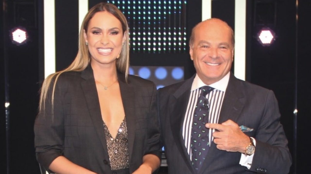 Sarah Andrade posa ao lado de Marcelo de Carvalho, acionista e apresentador da RedeTV! (foto: Divulgação/RedeTV!)