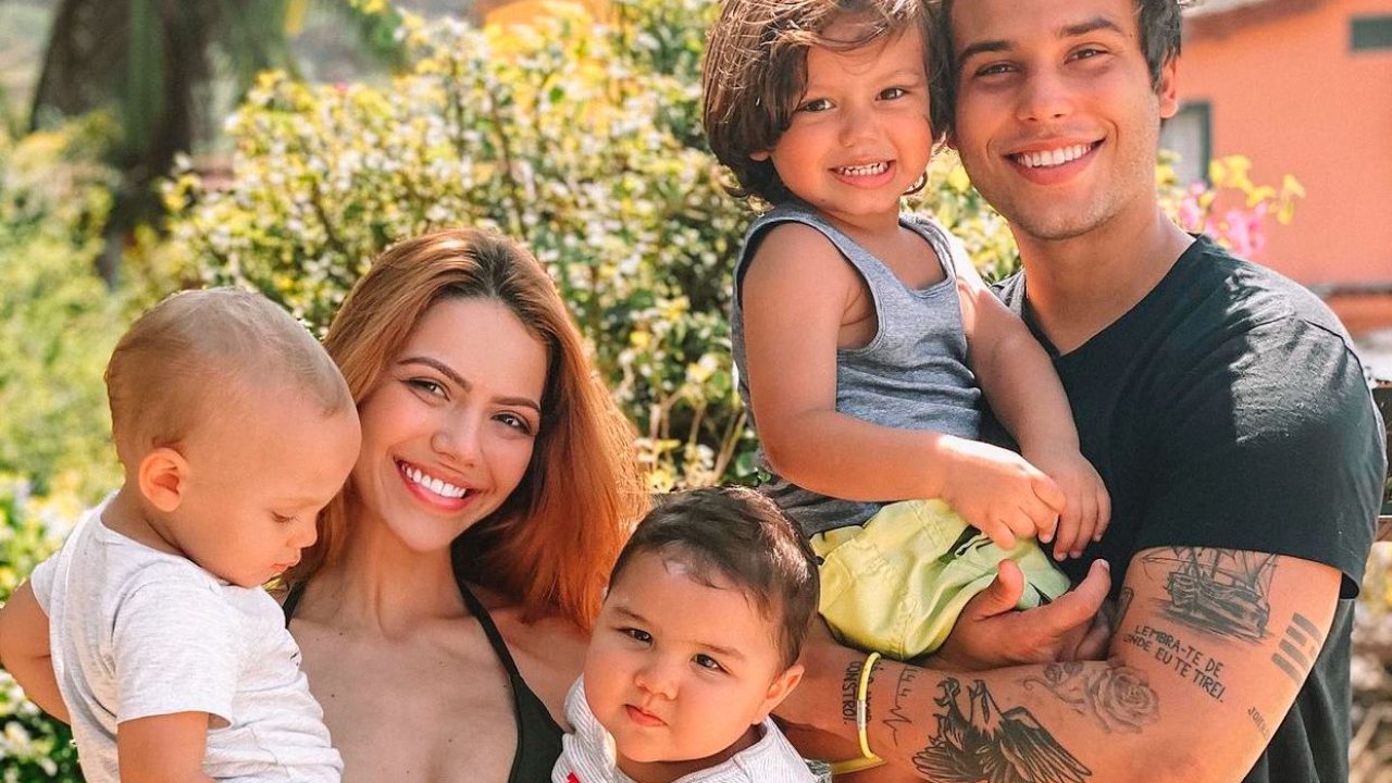 Foto de Sarah Poncio e Jonathan Couto com os três filhos