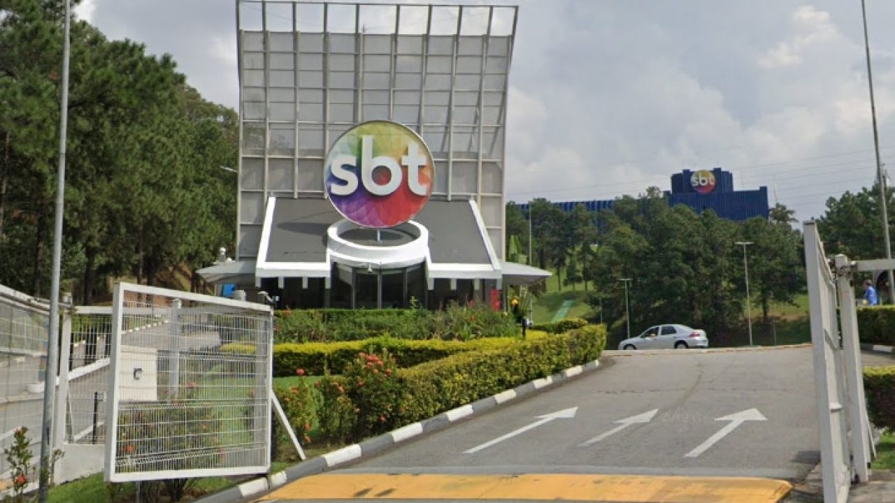 Portaria da sede do SBT em Osasco, na região metropolitana de São Paulo; funcionários terceirizados reclamam de discriminação após corte no ônibus fretado (foto: Reprodução)