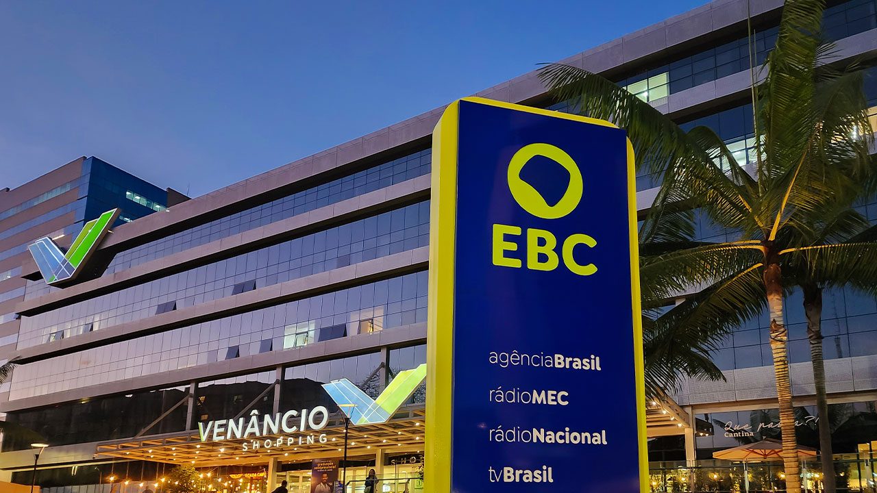 Totem da EBC na entrada da Empresa Brasil de Comunicação, em frente ao Venâncio Shopping em Brasília, com novo logotipo iluminado