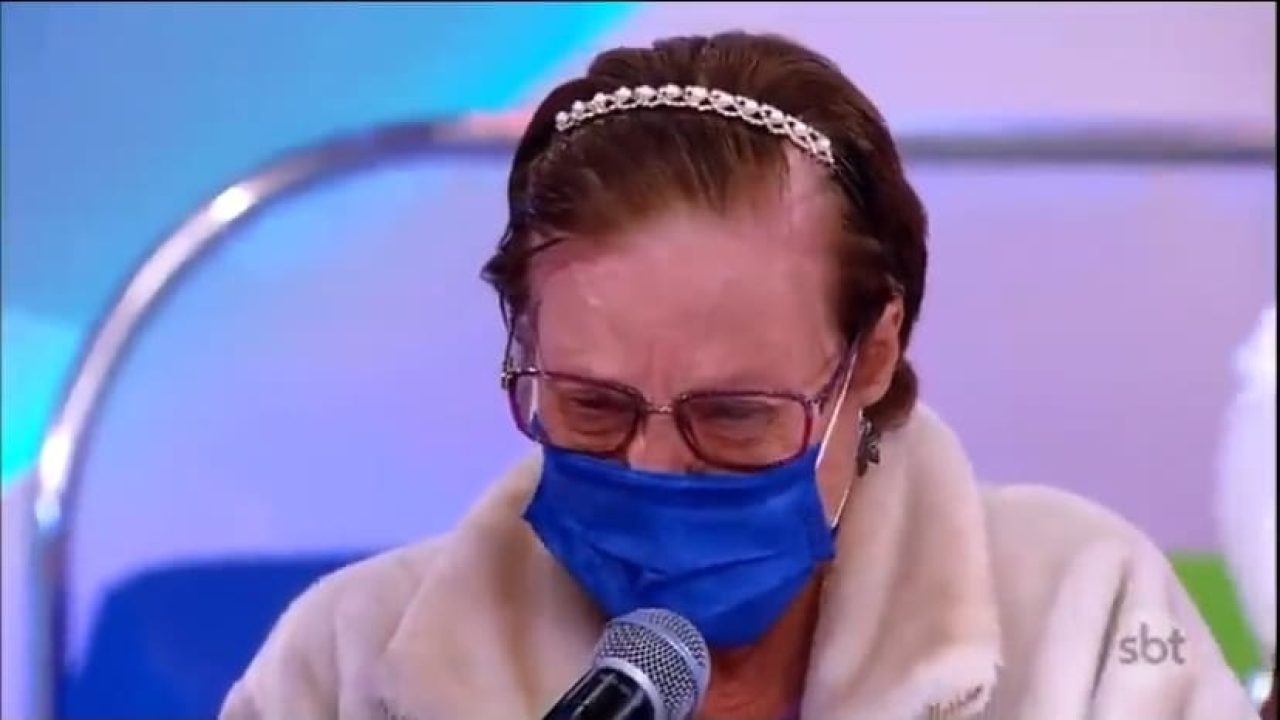 Imagem com senhora emocionada pedindo a volta de Silvio Santos ao SBT