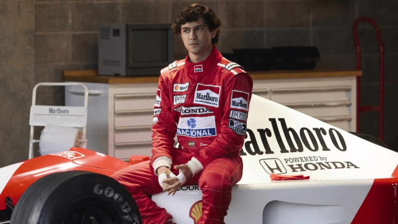 Foto de Gabriel Leone como Ayrton Senna em série da Netflix.