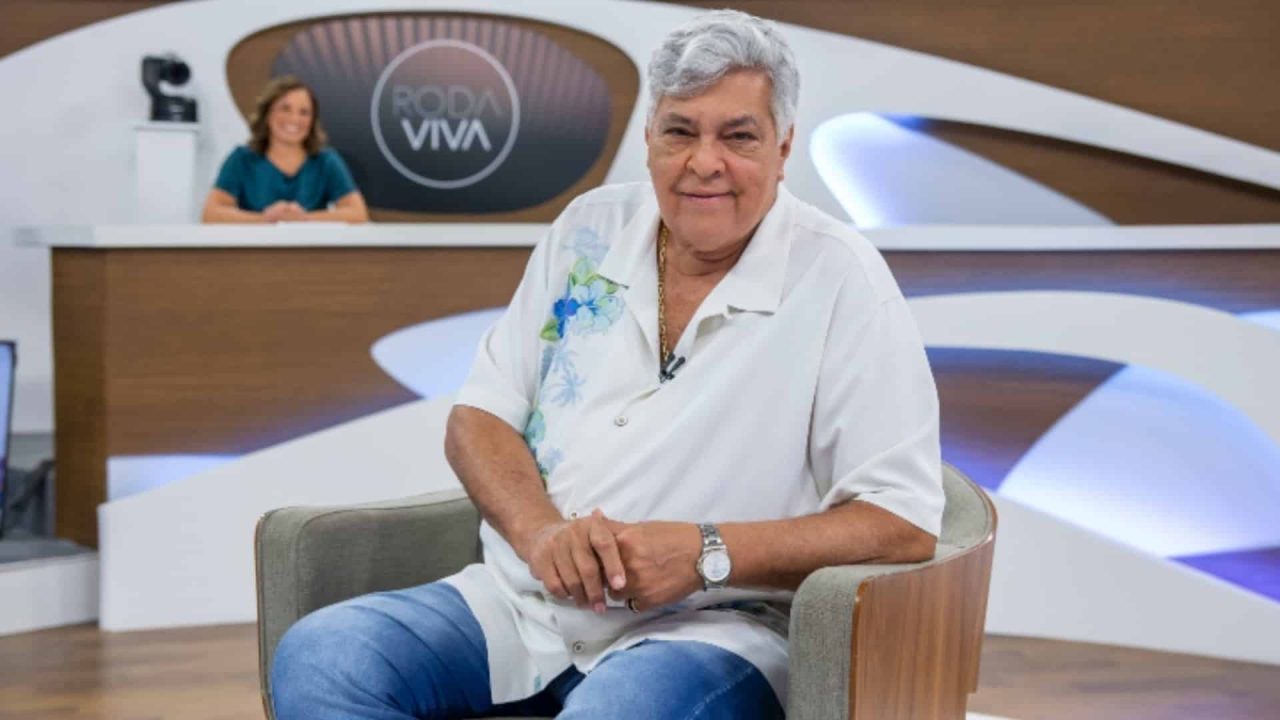 Foto de Sidney Magal no cenário do Roda Vida, da TV Cultura