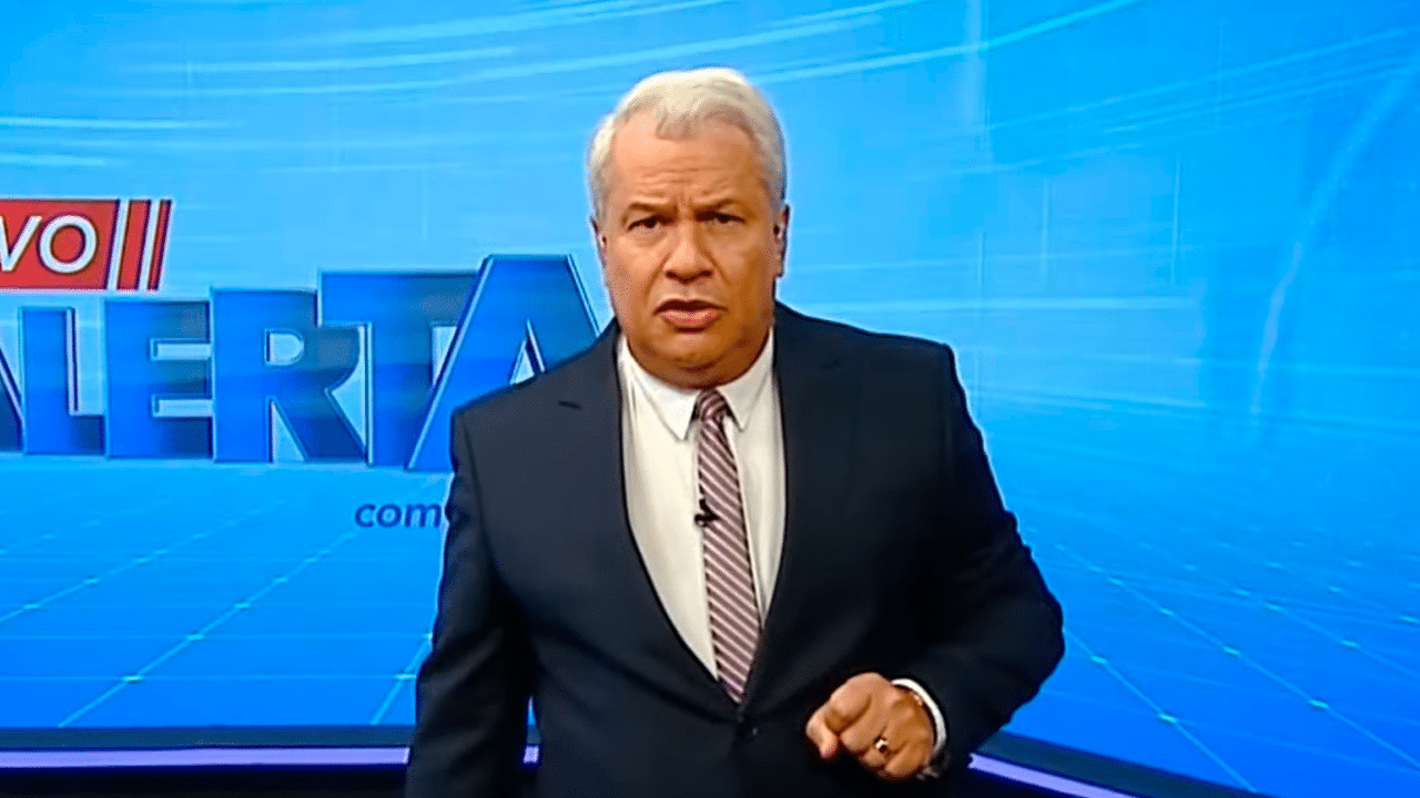 Sikêra Jr. durante apresentação do programa Novo Alerta na TV A Crítica