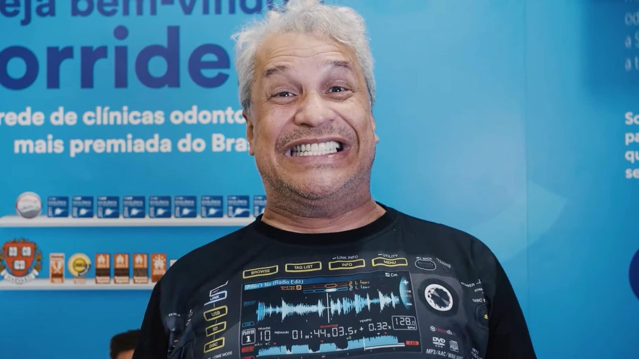 Sikêra Jr. é apresentador da RedeTV!