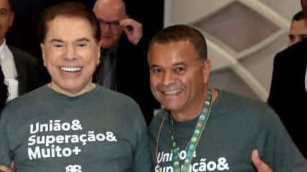 Silvio Santos posa ao lado de Carlos Augusto Souza, o Carlão (foto: Reprodução/SBT)