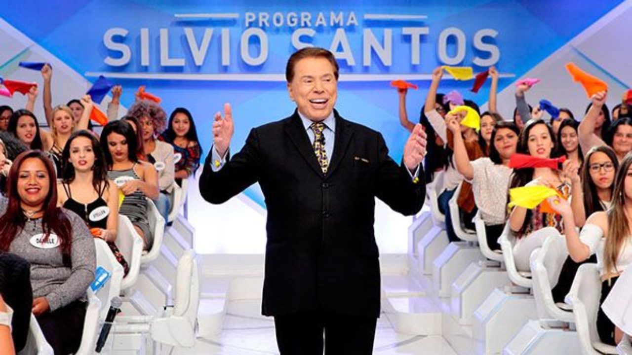 Silvio Santos posa ao lado de suas tradicionais "colegas de trabalho", que devem ser escanteadas em sua volta aos estúdios (foto: Divulgação/SBT)