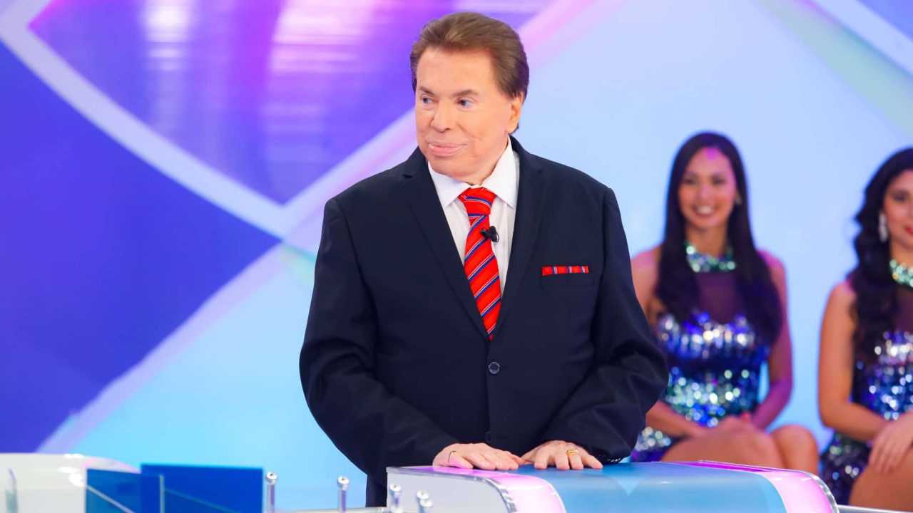 Foto do apresentador Silvio Santos nos estúdios do SBT