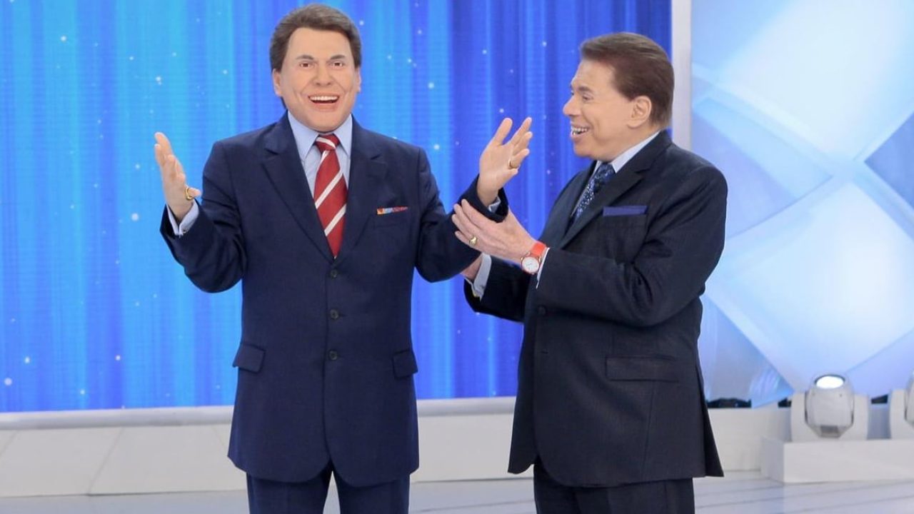 Silvio Santos posa ao lado de sua própria estátua de cera (foto: Divulgação/SBT)