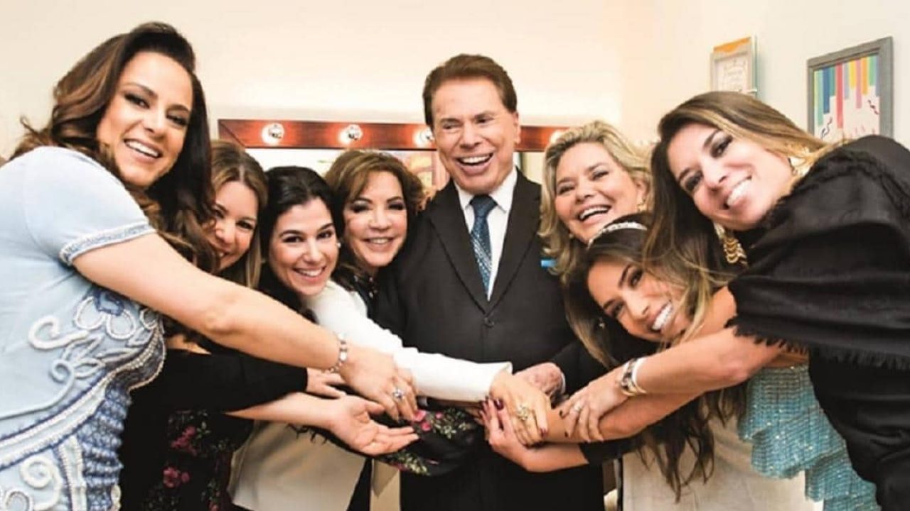 Silvio Santos posa ao lado de suas filhas e de sua mulher (foto: Reprodução/SBT)