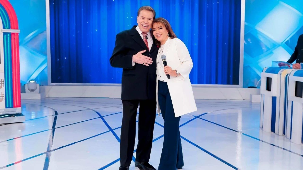 Foto de Silvio Santos e Iris Abravanel juntos em palco no SBT