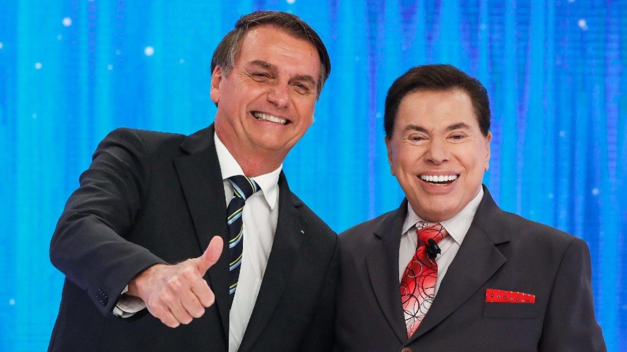 Silvio Santos posa ao lado de Jair Bolsonaro: gravação do Poder em Foco virou caso de saúde pública (foto: Divulgação/SBT)