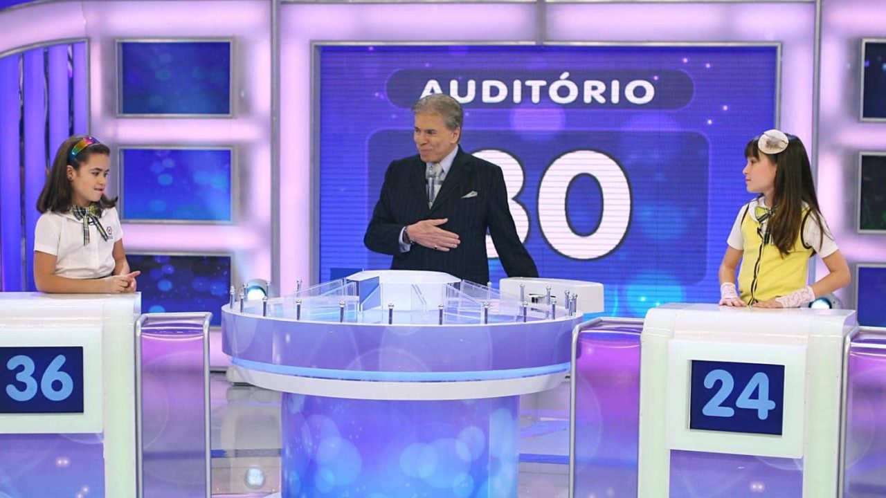 Silvio Santos posa ao lado de Larissa Manoela e Maisa Silva na época de Carrossel: dramaturgia inédita só em 2022 (foto: Divulgação/SBT)