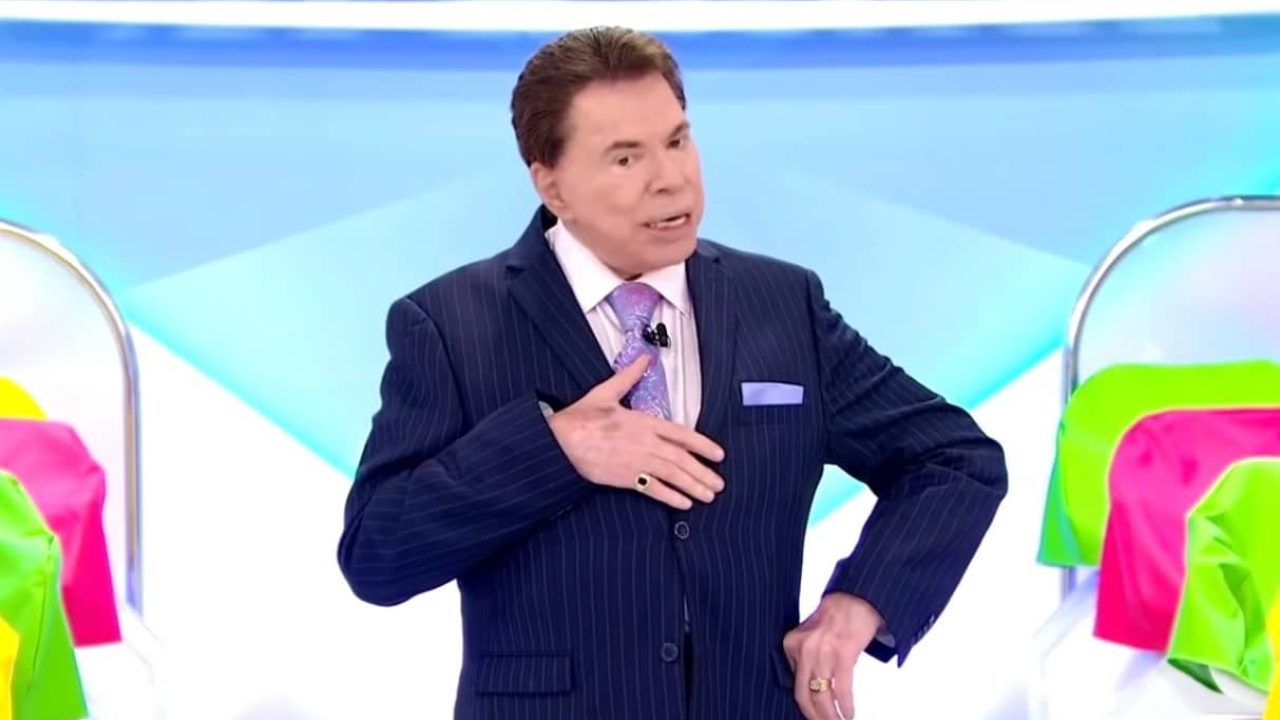 Foto do apresentador Silvio Santos no estúdio de seu programa no SBT