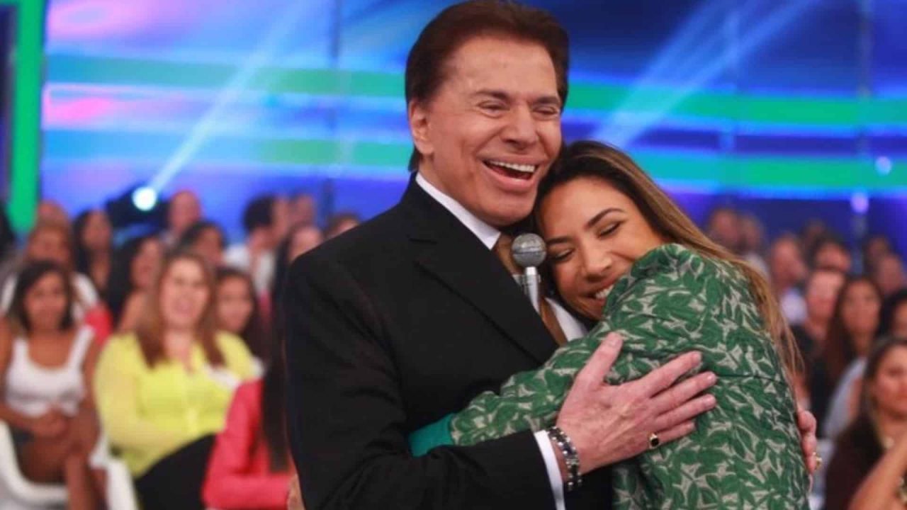 Foto de Patricia Abravanel abraçando Silvio Santos