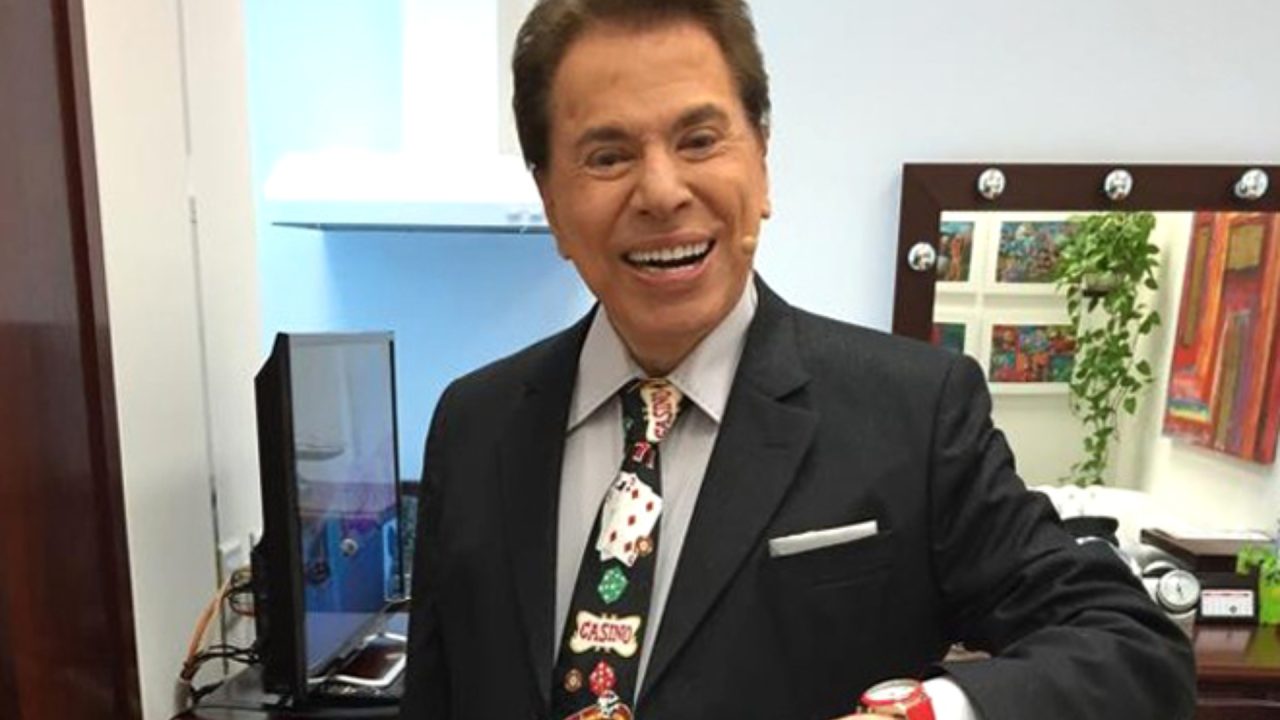 Foto de Silvio Santos mostrando relógio