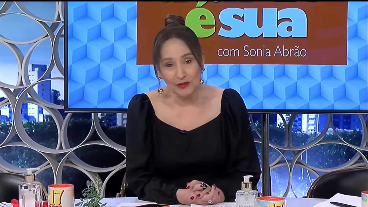 Foto da apresentadora Sonia Abrão no estúdio do A Tarde é Sua