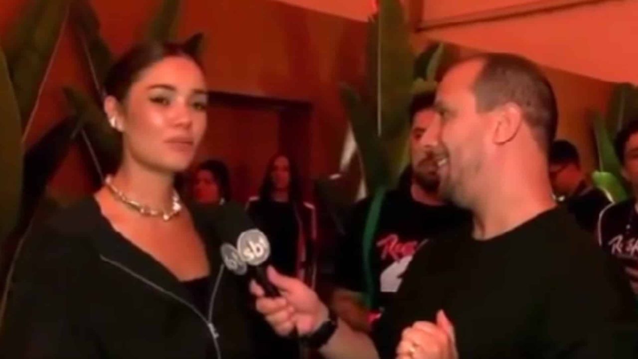 Foto de Sophie Charlotte dando entrevista a repórter do SBT