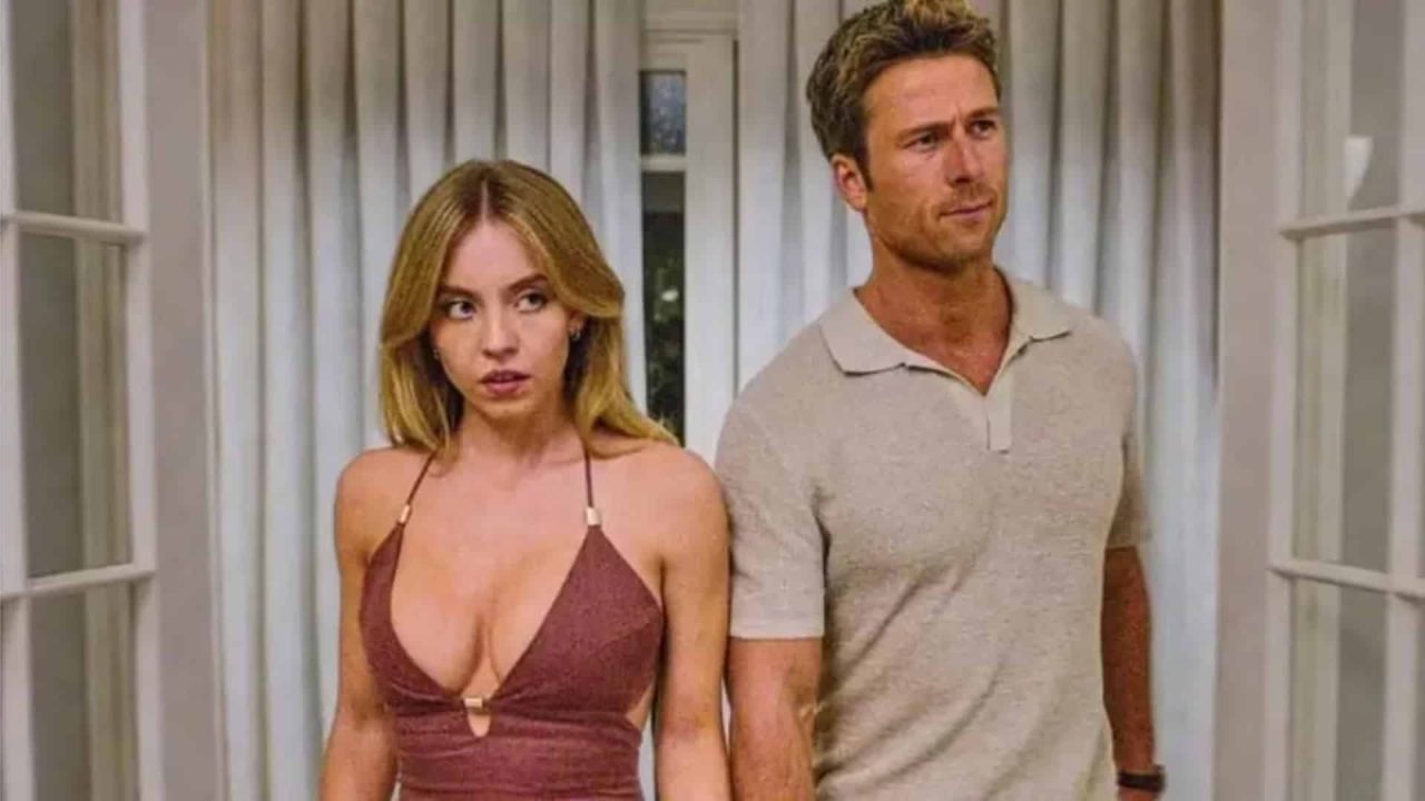 Foto de Sydney Sweeney e Glen Powell no filme Todos Menos Você