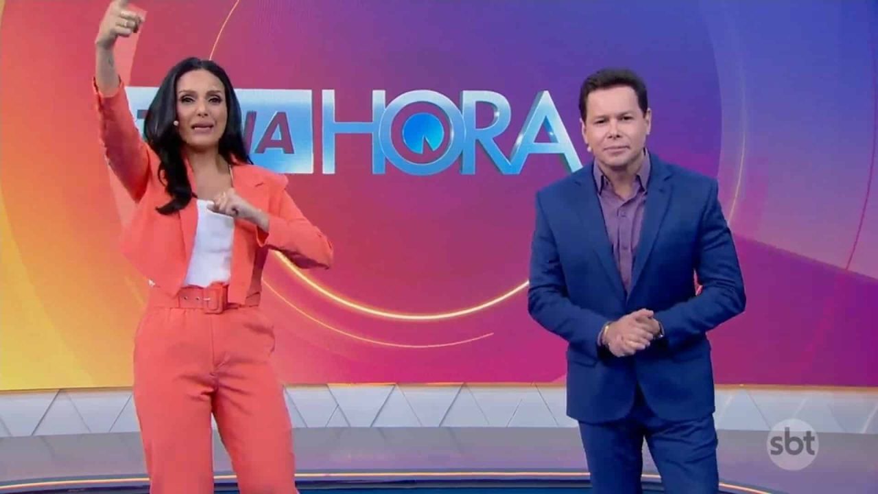 Foto de Márcia Dantas e Marcão do Povo no cenário do programa Tá na Hora