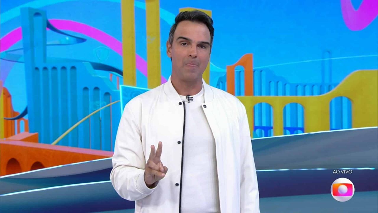 Foto do apresentador Tadeu Schmidt na estreia do BBB 24