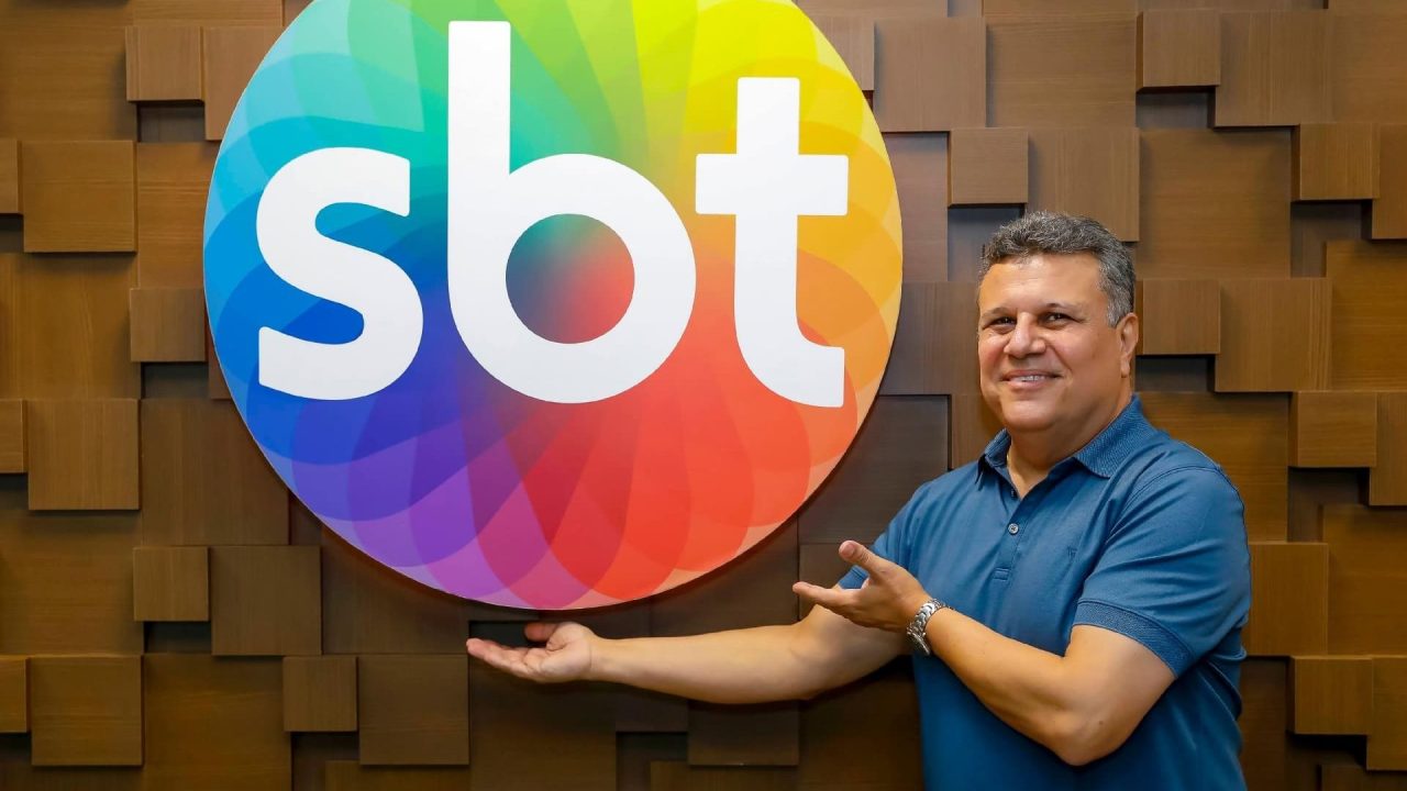 Téo José é o principal narrador do SBT e foi contratado após a emissora investir na compra de eventos esportivos (foto: Divulgação/SBT)